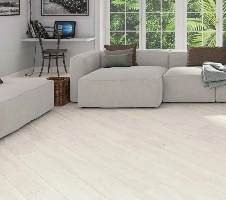 Soggiorno con pavimento chiaro in rovere naturale