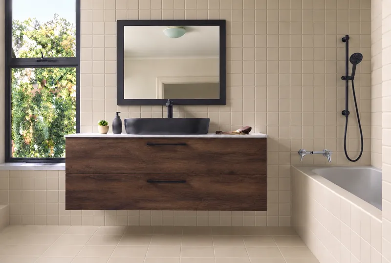 Bagno moderno rinnovato con un nuovo mobile sospeso