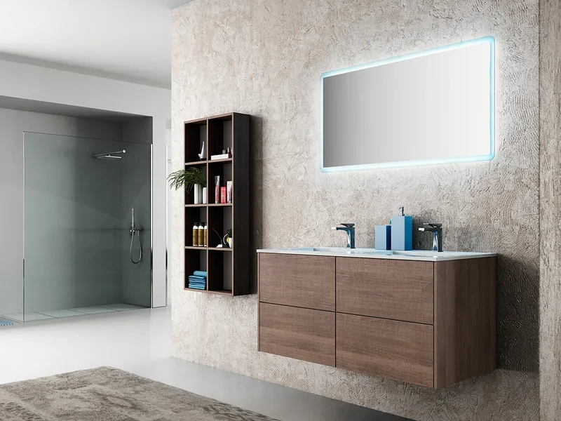 Specchio con luce LED integrata sopra il mobile del bagno