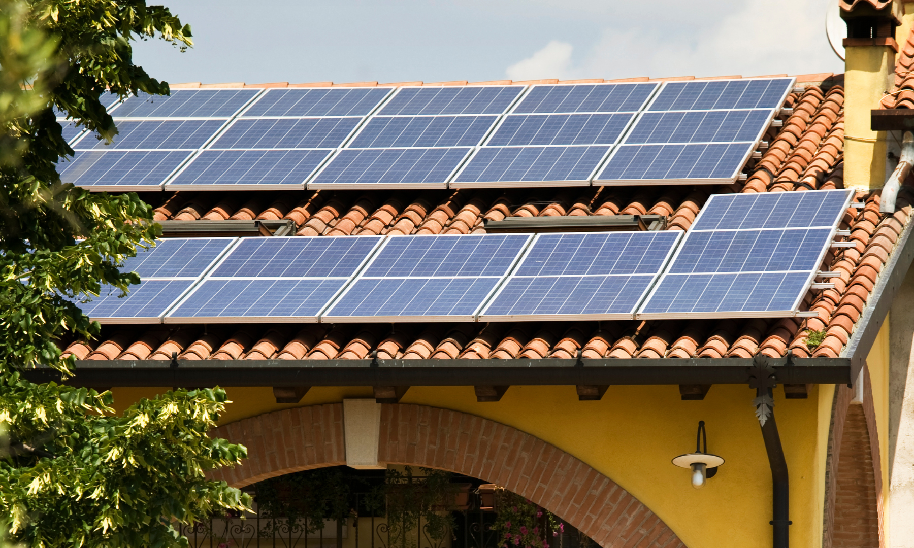 Impianto fotovoltaico integrato sul tetto di un edificio di nuova costruzione