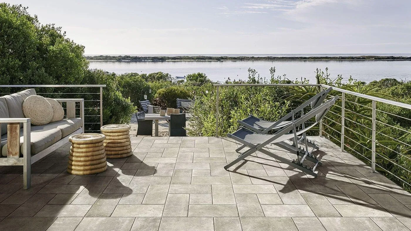 Terrazzo con piastrelle in gres porcellanato effetto pietra