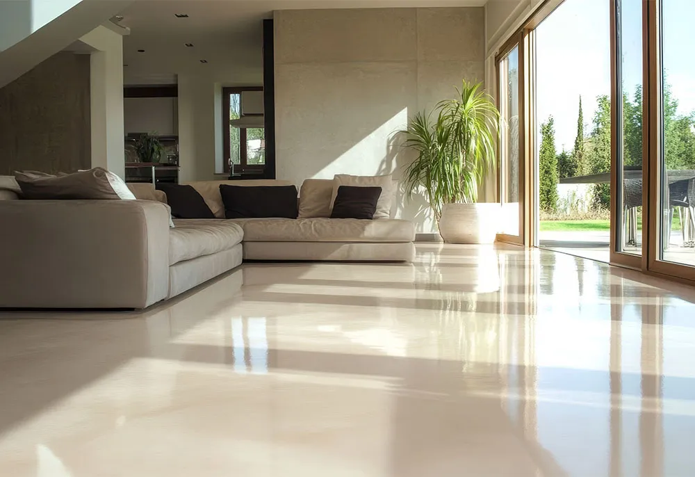 Soggiorno con pavimento in resina e arredo contemporaneo