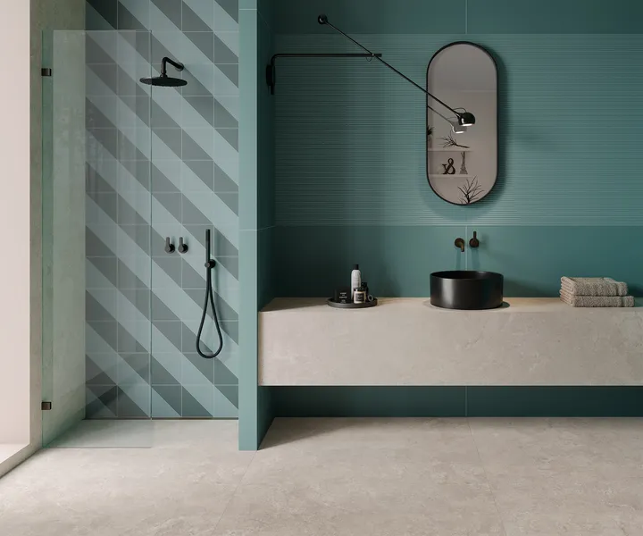Pavimento bagno color sabbia effetto pietra con pareti verde salvia