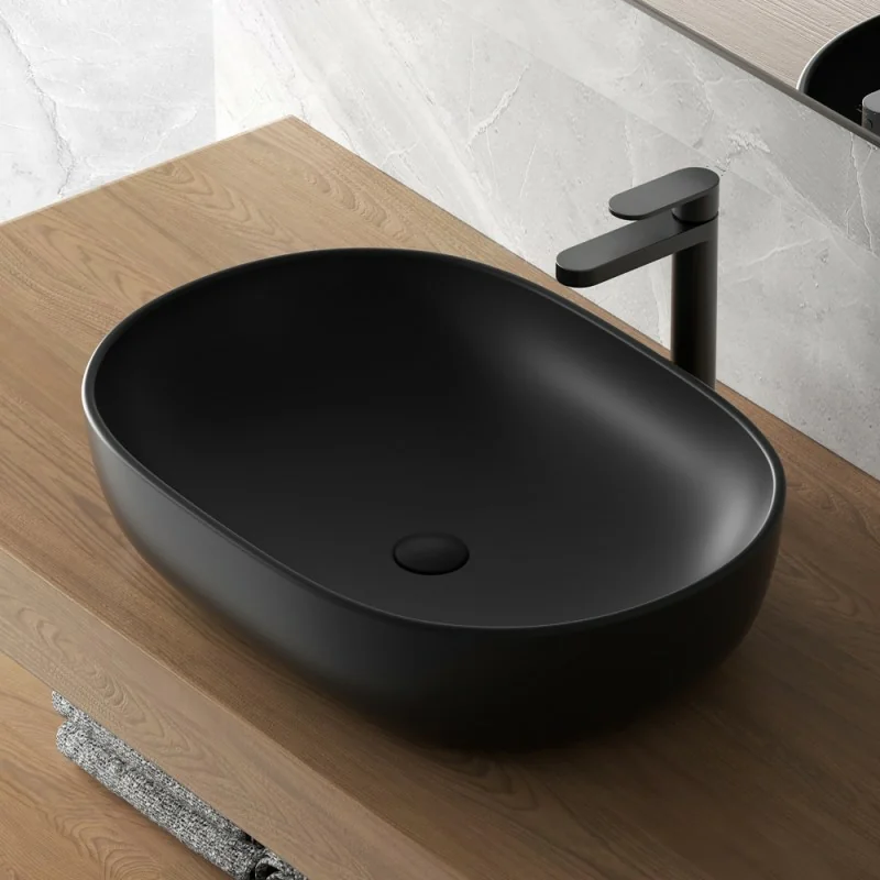 Lavabo da appoggio nero opaco in bagno moderno